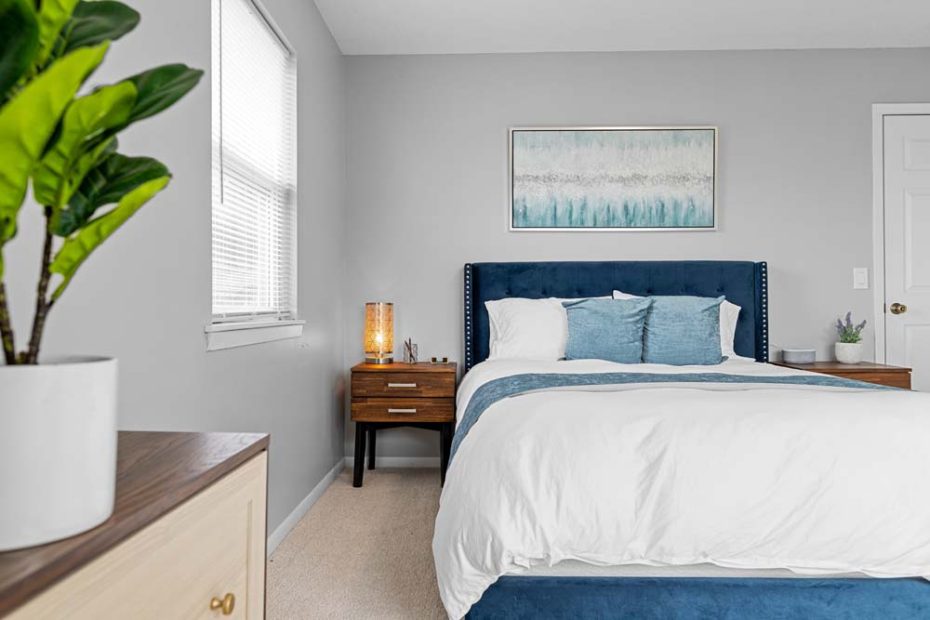 How high should art and pictures be hung above your bed?