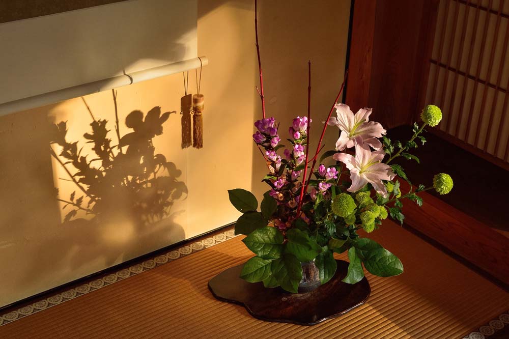 traditional Japanese room decor flower arrangement 